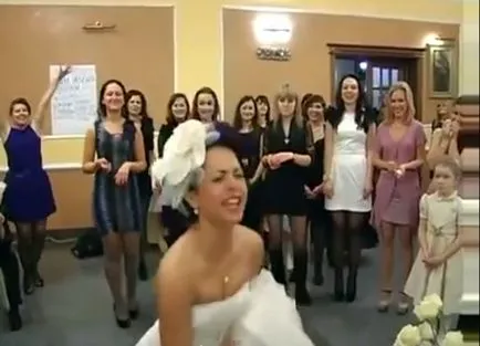 Ha elkapta a menyasszonyi csokor - mi a szerencse, hogy dobja az esküvőn az év (fogott) Ha elkapta a menyasszonyi csokor - mi a szerencse, hogy dobja az esküvő az év