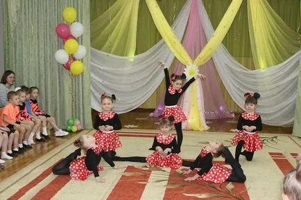 Photo jelentés „dekoráció zenét hall az ünnepekre az óvodában”