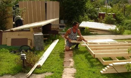 Arról, hogy hogyan kell építeni egy helyet a tojótyúkok kezüket