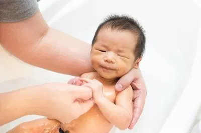 Milyen gyakran fürödni egy újszülött (ha kell fürödni minden nap) (mennyi időre van szükség) Milyen gyakran fürödni egy újszülött (ha kell fürödni minden nap)
