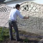 Hogyan és mit kell festeni a betonkerítés
