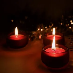Hogyan kell használni a három vörös egyházi gyertyák rituálék (piros) Hogyan kell használni a három vörös gyertyákat egyházi szertartások