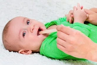 Hogyan kell kezelni a torok ápolási baba 1 éves és a fájdalom enyhítésére újszülött