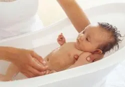 Hogyan mossa egy újszülött fiú