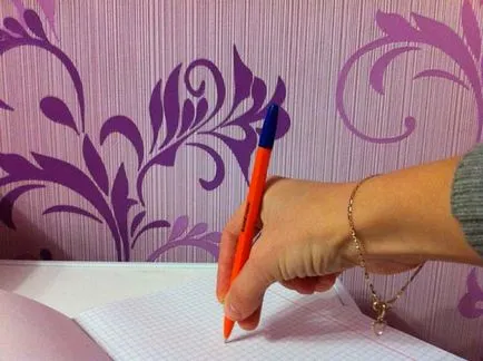Hogyan kell tanítani a gyermeknek, hogyan kell tartani a tollat ​​és ceruzát (8 módon), a hálózat a szociális munkások