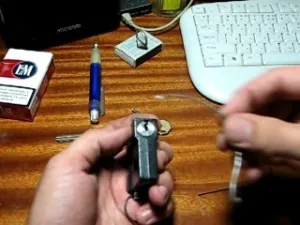 Hogyan kell megnyitni a lakatot, ha nem a legfontosabb (kulcs) Hogyan kell megnyitni a lakatot, ha nincs kulcs
