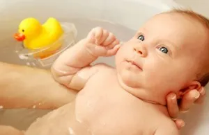Hogyan fürödni egy újszülött fiú - felkészülés vizes kezelések, mint a fürdés, az idő