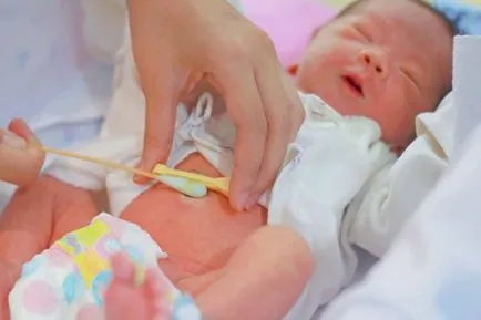 Hogyan kell helyesen gondozni egy újszülött fiú, fürdeni neki, baby higiénia, figyelembe véve