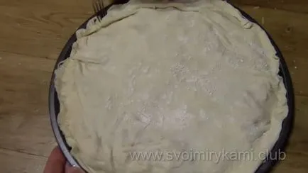 Hogyan kell főzni egy torta leveles tészta csirkével a lépésről lépésre recept és fotó