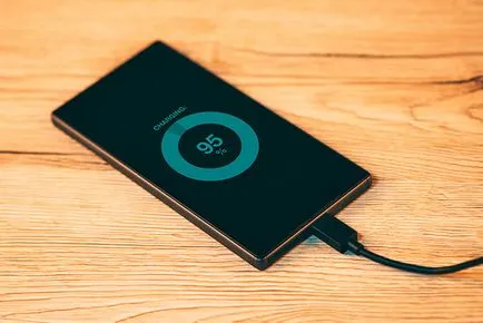 Hogyan töltse fel az új akkumulátort egy smartphone, mennyit számít az okostelefon vásárlást követően is (mint felszámolni egy új smartphone) Hogyan töltse fel az új akkumulátort egy smartphone, mennyit számít az okostelefon vásárlás után