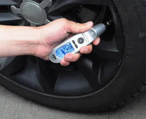 Hogyan lehet ellenőrizni az abroncsnyomás - mérő videót a saját