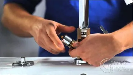 Hogyan szétszedni a konyhai csap (csapot a konyhában) (hideg-meleg víz) Hogyan szétszedni a konyhai csap (konyhai mixer)