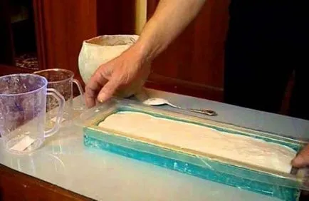 Hogyan készítsünk egy dombormű a falon kezével