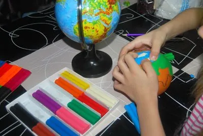 Hogyan, hogy a Globe agyag kezét fotó utasításokat és videó oktatóanyagok