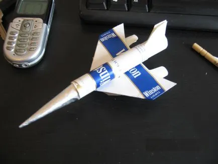 Hogyan készítsünk egy síkban ki egy csomag cigarettát a kezüket