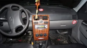 Eltávolítása a középkonzolon a Lada Priora kezét lépésről lépésre (távolítsa el a középkonzolon) Eltávolítása a középkonzolon a Lada Priora kezét lépésről lépésre