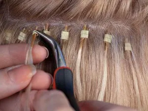 Eltávolítása hajhosszabbítás otthon 5 módon (feltételek) Eltávolítása hajhosszabbítás otthon 5 módon