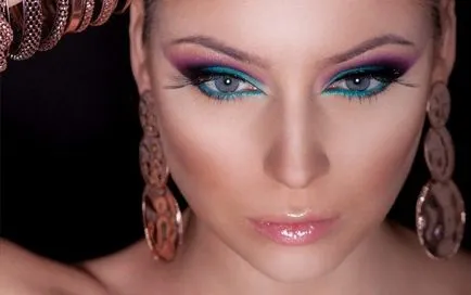 Hogyan hozzunk létre egy egyiptomi makeup- bőrszín, a szem, a szemöldök és az ajkak