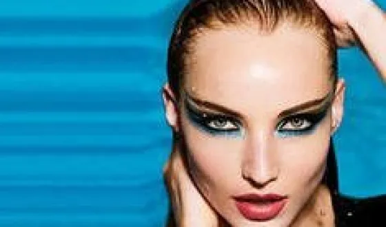 Hogyan hozzunk létre egy egyiptomi makeup- bőrszín, a szem, a szemöldök és az ajkak