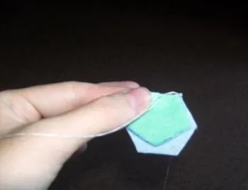 Hogyan kell varrni a labdát a ruhát kezével