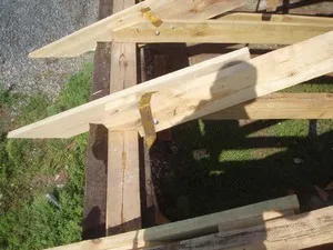 Mivel a kezüket, hogy helyrehozza a tető, a ház kárt okoz a tető egy családi ház, és hogyan (felújítására) Mivel a kezüket, hogy helyrehozza a tető, a ház kárt okoz a tető egy családi ház, és hogyan