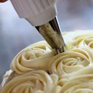 Hogyan díszíteni a tortát gyümölcs otthon, lépésről lépésre fotó