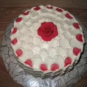 Hogyan díszíteni a tortát gyümölcs otthon, lépésről lépésre fotó