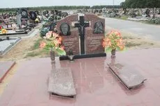 Hogyan egyenesen egy emlékmű a sírba