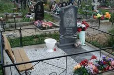Hogyan egyenesen egy emlékmű a sírba