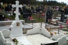 Hogyan egyenesen egy emlékmű a sírba