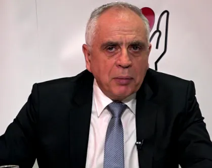 neves elindított