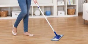 Hogyan törődik laminált padló, laminált padló lehet tisztítani, hogy elkerüljék a válás