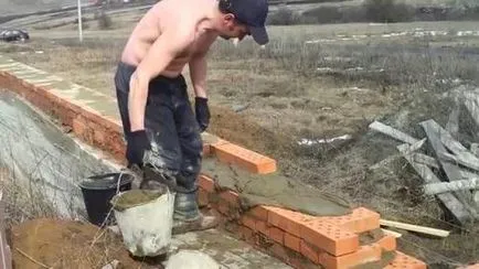 Hogyan tegye a lábazat tégla a kezüket, és videók (hogyan helyezkedjenek tégla lábazat) Hogyan tegye a lábazat tégla a kezüket, és videó