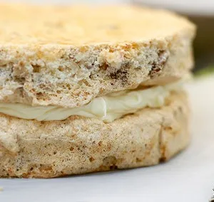 A klasszikus recept a kijevi torta lépésről lépésre az otthoni vendégeknek (fotó, videó)