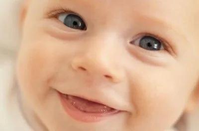 Amikor újszülött kezd szándékosan mosolyognak (kezdődik) Amikor az újszülött kezd tudatosan mosolyogni