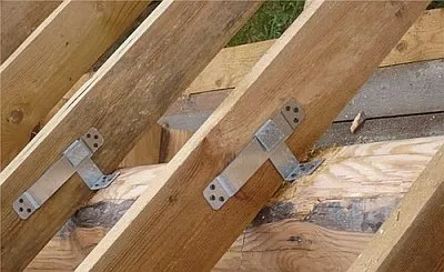 Rögzítése a szarufák gerendák, telepítés a keret, a számítás (a) Rögzítés a szarufák gerendák, telepítése a keret, a számítás