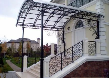 Veranda a fém egy magánházban fotó, tervek, lehetőségek