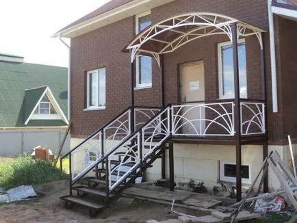 Veranda a fém egy magánházban fotó, tervek, lehetőségek