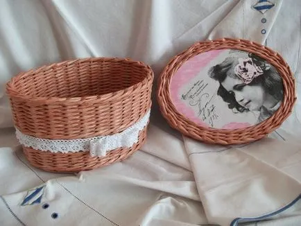 Lapos háncs gyümölcskosár az újságok