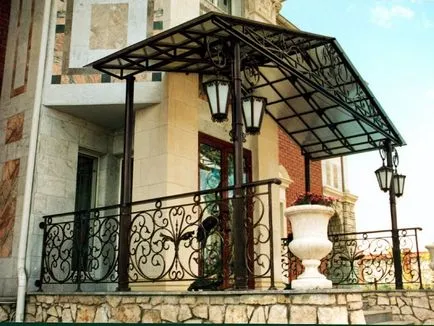 Veranda a fém egy magánházban fotó, tervek, lehetőségek