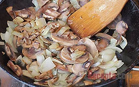 Csirke gombával, párolt tejföllel - lépésről lépésre fotó recept (gomba) Csirke gombával, párolt tejföllel - lépésről lépésre recept fotók