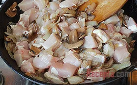 Csirke gombával, párolt tejföllel - lépésről lépésre fotó recept (csirke) Csirke gombával, párolt tejföllel - lépésről lépésre recept fotók