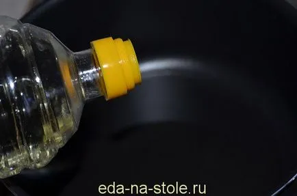 Csirke gombával a tejföl, ételt az asztalra (a krém) Csirke gombával, tejföllel, étel az asztalra