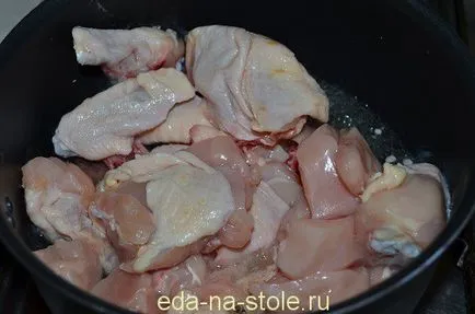 Csirke gombával, tejföllel, étel az asztalra (csirke) Csirke gombával, tejföllel, étel az asztalra