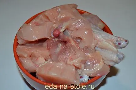 Csirke gombával a tejföl, étel az asztalra (gombával) Csirke gombával, tejföllel, étel az asztalra