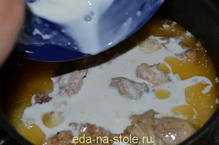 Csirke gombával, tejföllel, étel az asztalra (a madár étel) Csirke gombával, tejföllel, étel az asztalra