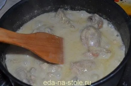 Csirke gombával, tejföllel, étel az asztalra (csirke gomba tejföl) Csirke gombával, tejföllel, étel az asztalra