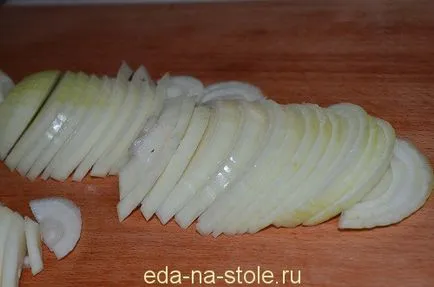 Csirke gombával, tejföllel, étel az asztalra (a madár étel) Csirke gombával, tejföllel, étel az asztalra