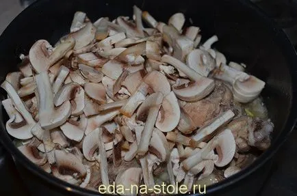 Csirke gombával a tejföl, ételt az asztalra (a krém) Csirke gombával, tejföllel, étel az asztalra