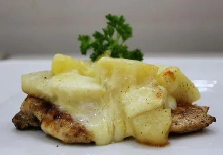 Csirke ananász és a sajt egy kemencében (ananász) Csirke ananásszal és sajttal kemencében